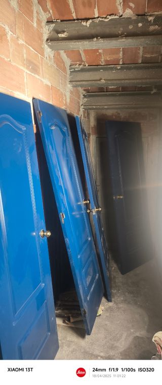 Puertas macizas azules 2.10 x 72 son tres puertas