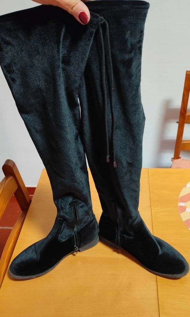Botas ajustáveis acima do joelho