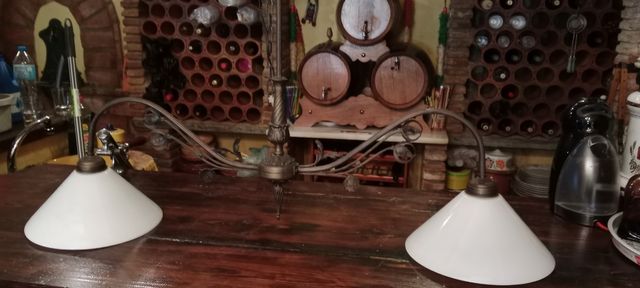 Lámpara de techo dorada y blanca