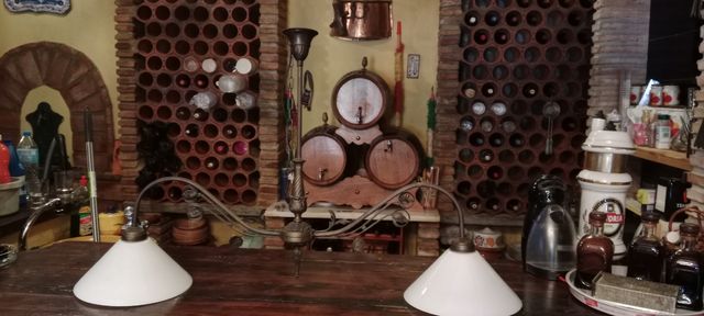 Lámpara de techo dorada y blanca