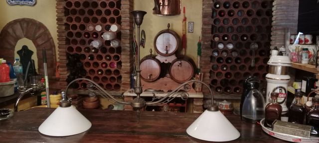 Lámpara de techo dorada y blanca