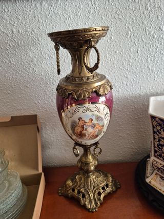 Jarrón de Adorno Dorado y Rojo