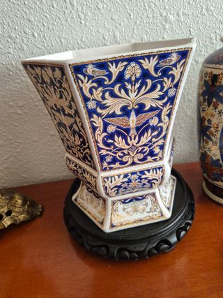 Jarrón antiguo de porcelana con base de madera