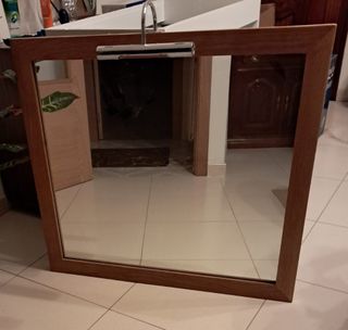 Specchio da bagno con cornice in legno