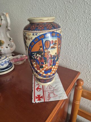 Jarrón antiguo de cerámica decorado