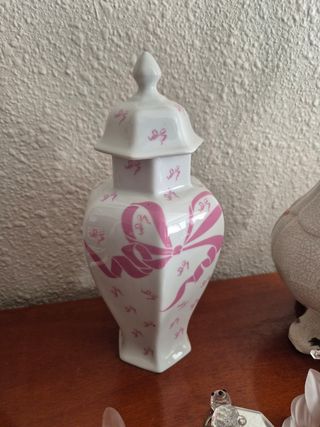 Jarrón de porcelana con lazos rosas