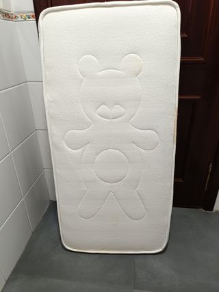 Cuna de bebé blanca con ruedas