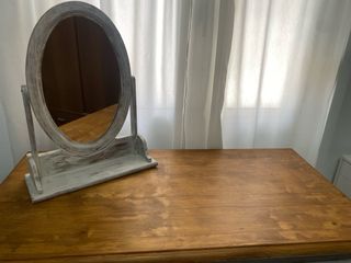 Tocador de pino con espejo restaurado
