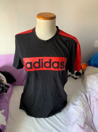 Camiseta Adidas Negra con Detalles Rojos