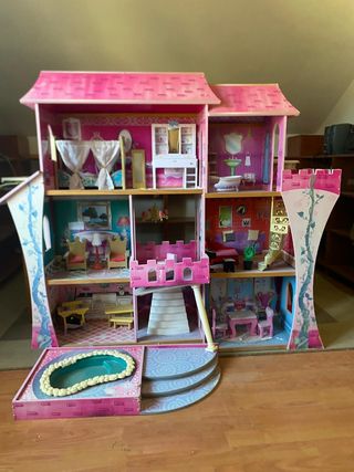 Casa de muñecas rosa con piscina