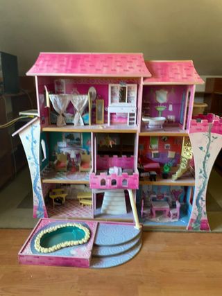 Casa de muñecas rosa con piscina