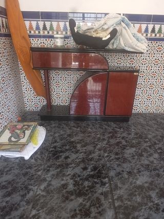 Mueble de madera y cristal