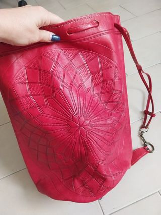 Bolso de cuero rojo con diseño