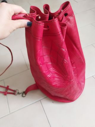 Bolso de cuero rojo con diseño