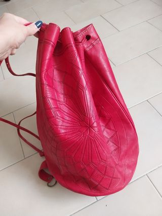 Bolso de cuero rojo con diseño