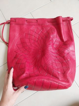 Bolso de cuero rojo con diseño