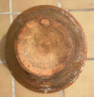 Antiguo lebrillo de barro cocido con lañado.