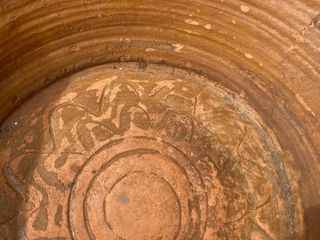 Antiguo lebrillo de barro cocido con lañado.