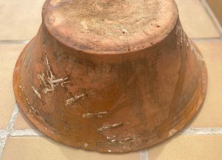 Antiguo lebrillo de barro cocido con lañado.