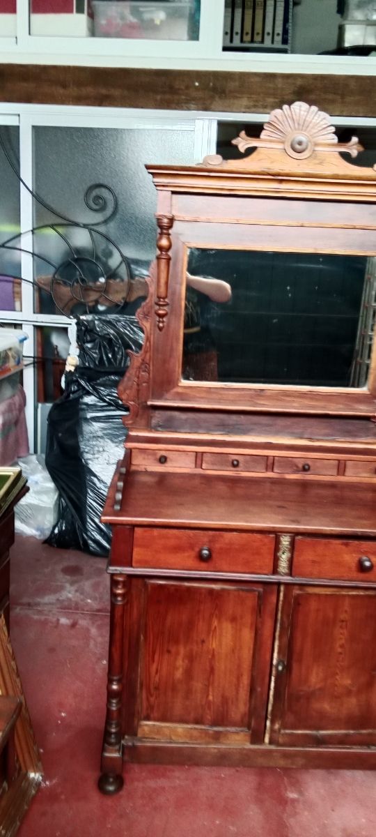 Mueble de madera antiguo