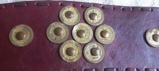 Cinturón de cuero con hebilla dorada