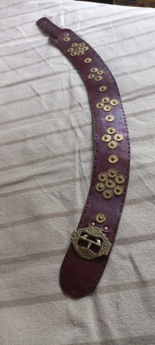 Cinturón de cuero con hebilla dorada