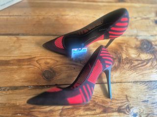 Zapatos de tacón Zara Talla 39 Negros/Rojos
