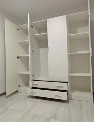 Armario blanco de madera