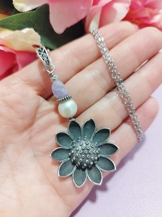 Collana con ciondolo girasole, perla e pietre