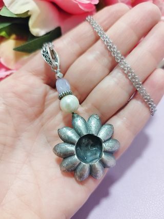 Collana con ciondolo girasole, perla e pietre