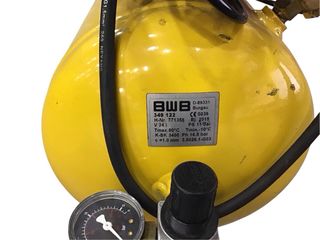 Compresor de aire amarillo