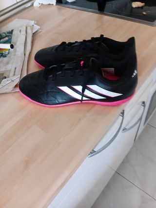 Zapatillas de fútbol Adidas negras y rosas