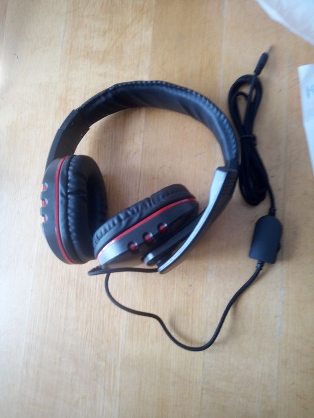 Auriculares negros y rojos