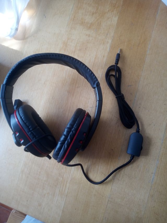 Auriculares negros y rojos
