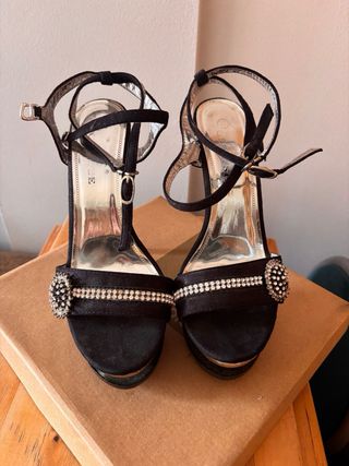 Zapatos de tacón negros y dorados