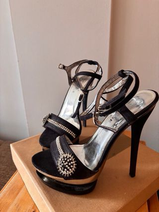 Zapatos de tacón negros y dorados