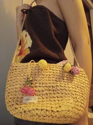 Bolso de rafia con frutas