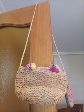 Bolso de rafia con frutas