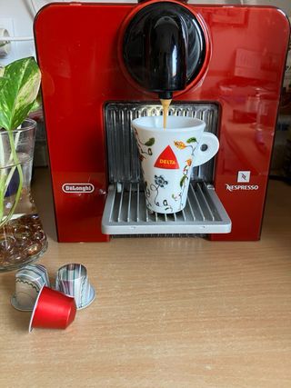 Cafetera Nespresso Le Cube Roja