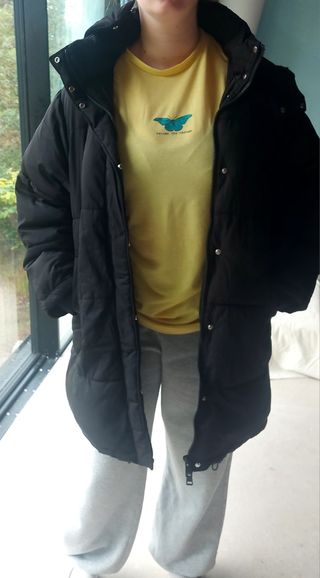 Chaquetón negro acolchado con capucha