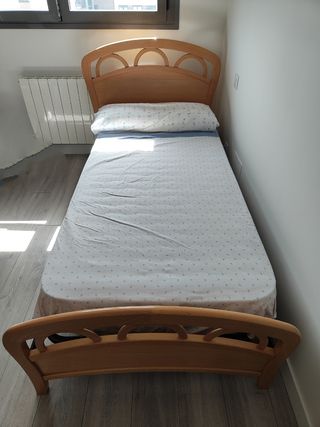Cama completa con somier y colchón.