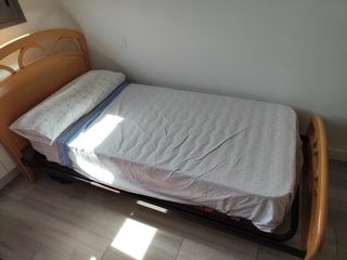Cama completa con somier y colchón.