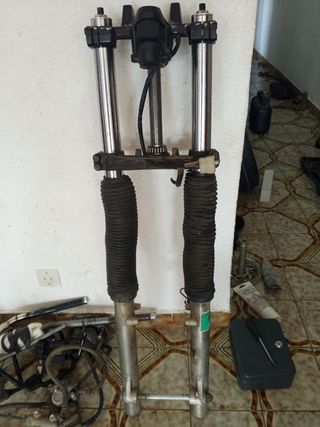 Horquillas Kawasaki KLE 500 como se ve en la foto 