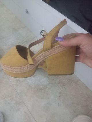 Sandalias mostaza con cuña y plataforma