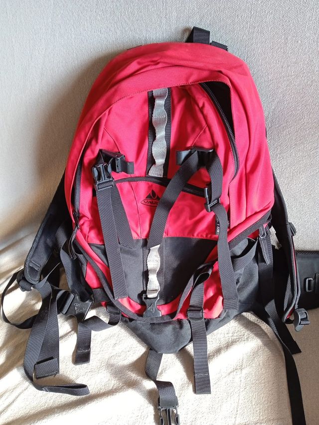 Mochila Vaude senderismo roja