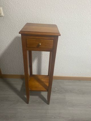 Mesilla de madera con cajón