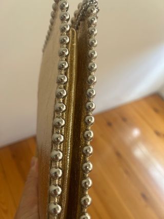 Bolso de fiesta dorado con cadena