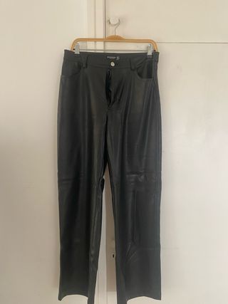 Pantalones polipiel Stradivarius talla 38