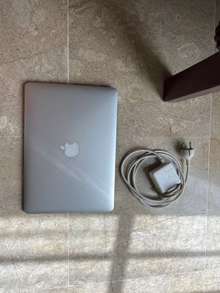 Macbook Air 2 (2017) 128 GB Plata.
