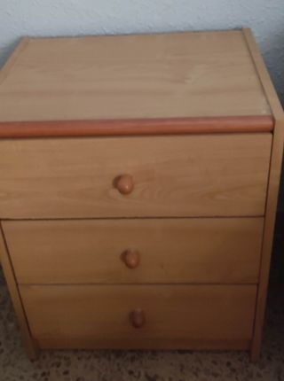 Mesita de noche de madera